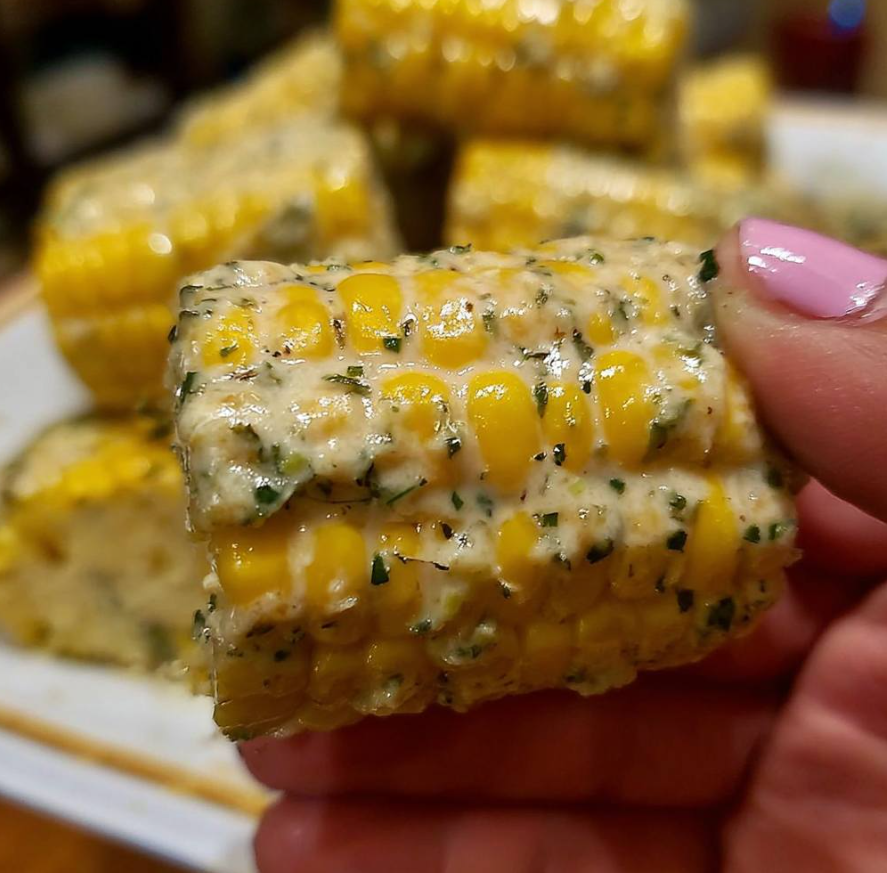 Creamy Garlic Butter Corn on the Cob (Skillet Style)